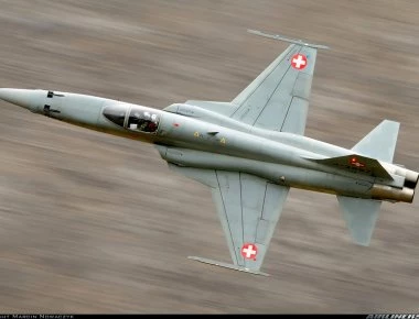 Δείτε πως ελβετικά F-5E Tiger II πετούν στους ορεινούς όγκους των Άλπεων